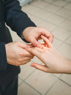 新人戴婚戒瞬间