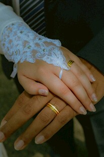 情侣牵手戴婚戒瞬间