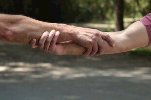 两人牵手传递温暖瞬间