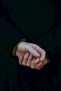 紧握的双手传递温暖力量
