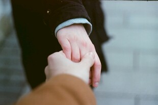 大手牵小手的温暖瞬间