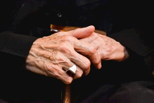 老人沧桑双手与戒指