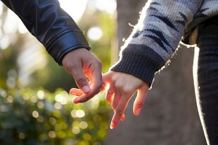 情侣牵手 浪漫瞬间