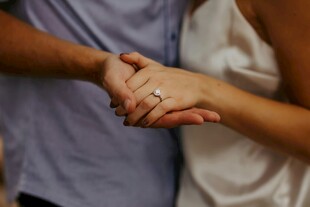 情侣牵手展示订婚戒指
