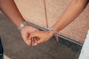 情侣手戴同心锁甜蜜牵手