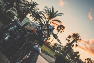 夕阳下的摩托车与棕榈树