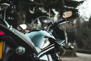 公路边的酷炫摩托车