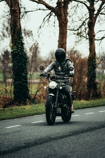 公路骑行的摩托车手