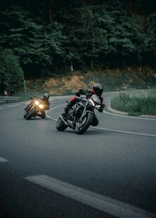 公路上摩托车与汽车的事故