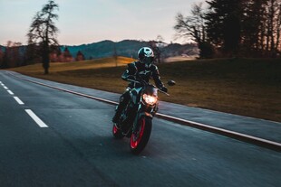 公路上的酷炫摩托车骑行