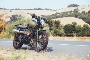 公路上的复古摩托车