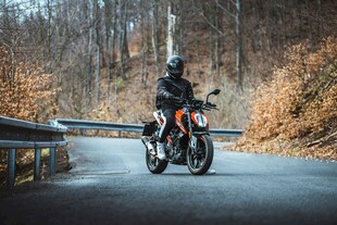 公路骑行的摩托车手
