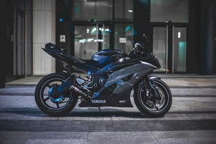 炫酷黑色摩托车停于建筑前