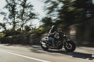 公路上飞驰的酷炫摩托车