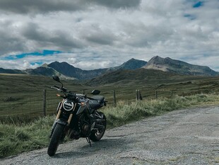 公路上的酷炫摩托车与远山