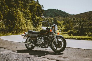 公路边的复古摩托车