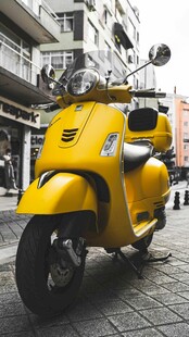 街头黄色复古风踏板摩托车