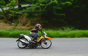 公路上骑行的摩托车手