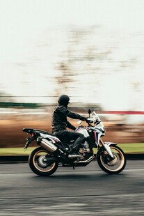 公路上飞驰的摩托车骑士