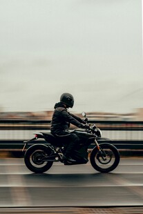 公路上骑行的摩托车骑士