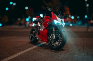夜晚街头的炫酷红色摩托车