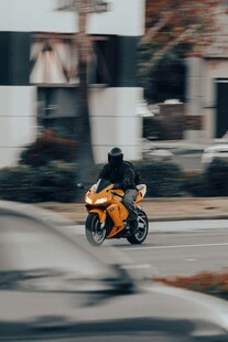 公路上疾驰的橙色摩托车