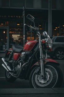 街头酷炫红色摩托车