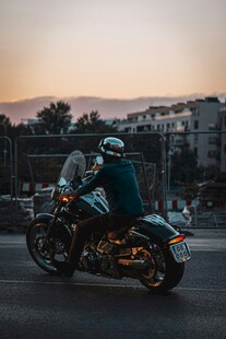 夕阳下的摩托车骑行者