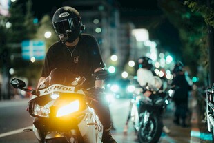 夜晚街头的摩托车骑手