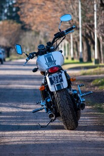 公路上的酷炫复古摩托车