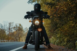 公路骑行的酷炫摩托车手