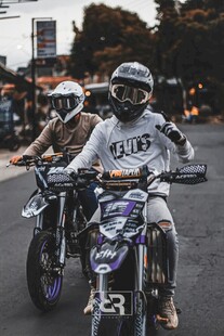 越野摩托骑手准备出发