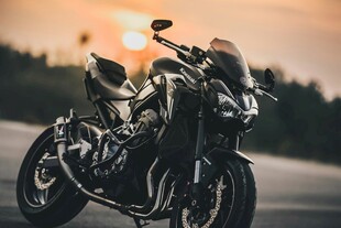 夕阳下的酷炫摩托车