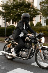 男子帅气骑行复古摩托车