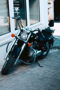 街边停放的复古摩托车
