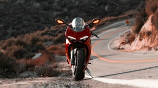 公路上的炫酷红色摩托车