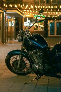 夜晚街头的酷炫黑色摩托车