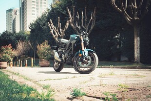 复古摩托车停于户外景致中