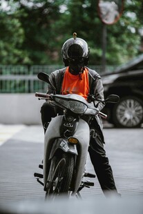 摩托车手帅气骑行瞬间