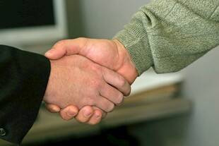 商务人士握手瞬间