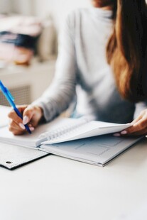女子伏案书写记录瞬间