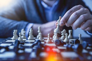 棋手专注落子于棋盘