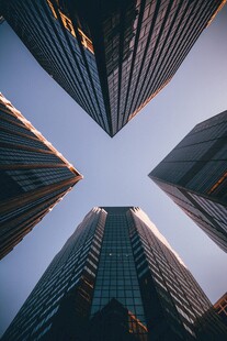 仰视都市摩天大楼景观