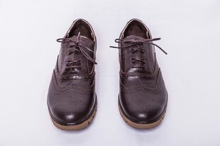 棕色系带皮鞋展示