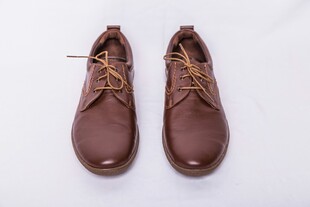 棕色系带皮鞋展示
