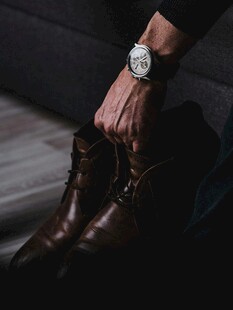 男士手搭皮鞋展示时尚感
