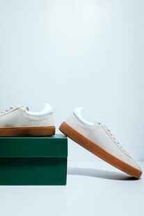 简约白色休闲鞋展示