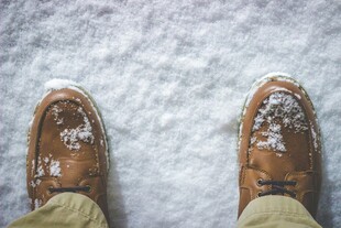 雪地中的户外鞋履