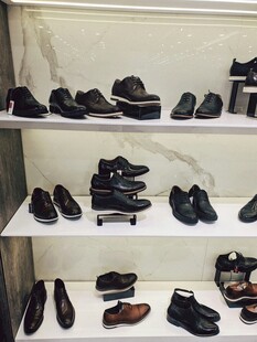 多样皮鞋陈列展示