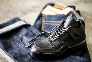 户外高帮鞋与随身物品